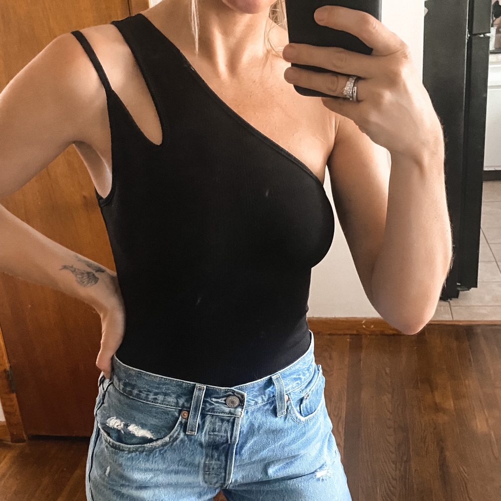Black ribbed bodysuit with one shoulder detail!